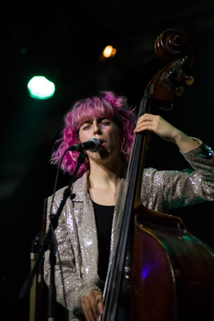Louise Knobil joue de la contrebasse lors de son concert à L'Echandole - Nova Jazz Festival 2024.