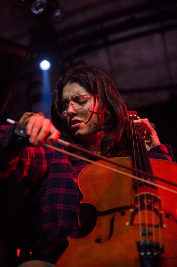 Lucie Gockel joue du violoncelle lors de la jam session à L'Echandole - Nova Jazz Festival 2024.