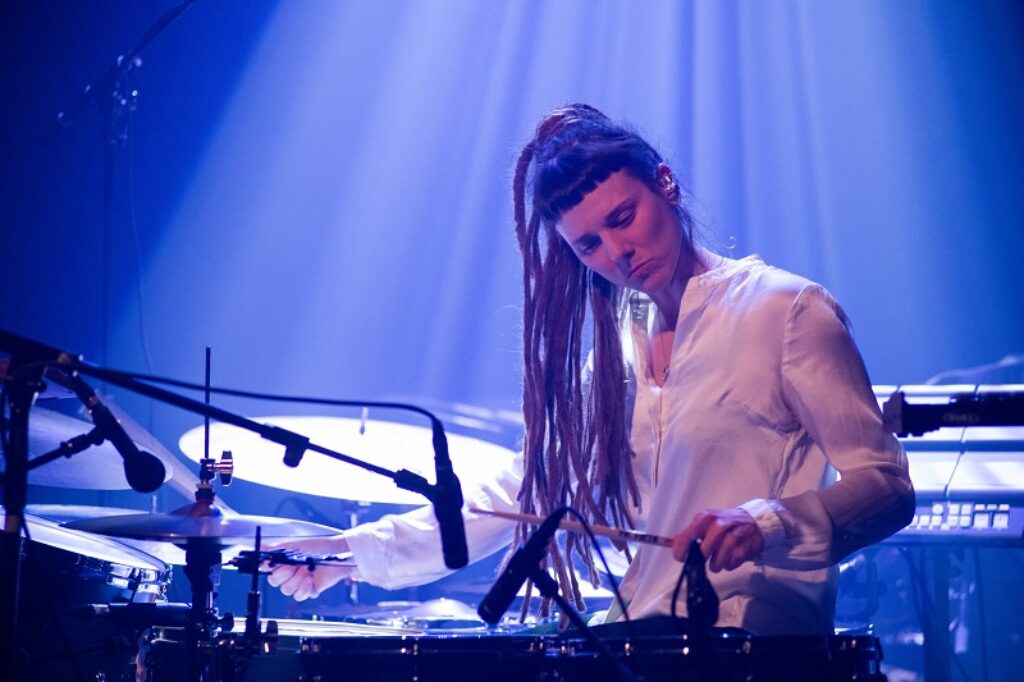 Lada Obradovic joue de la batterie, en concert à L'Echandole, Festival Nova Jazz 2024.