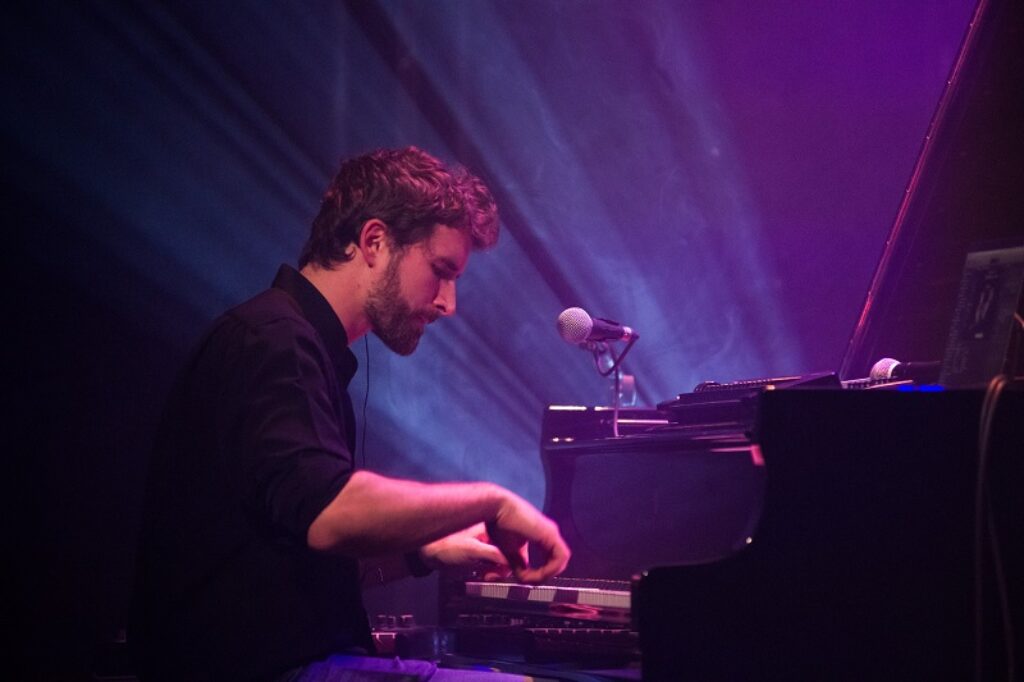 David Tixier joue du piano, en concert à L'Echandole, Festival Nova Jazz 2024.